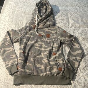 Wanakome Artemis green camo pullover hoodie. Lightly worn, low stretch